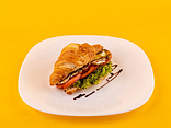 Croissant caprese