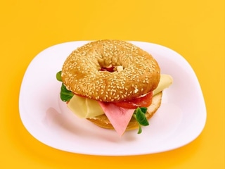Bagel se šunkou a sýrem