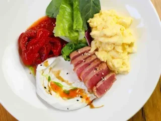 Сніданок з крем-фетою, скремблом, печеним перцем і тунцем татакі