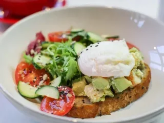 Тост з яйцем пашот, авокадо, креветками, фетою та міксом салату