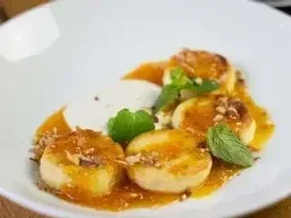Сирники з ванільною сметаною та апельсиновим соусом