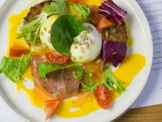 Яйця пашот, оладки з кабачка та кіноа зі слабосоленим лососем