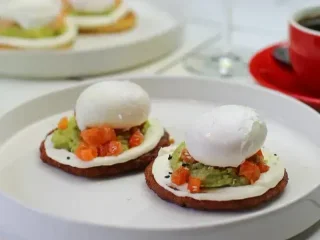 Картопляники з гуакамоле, слабосоленим лососем та м'яким яйцем