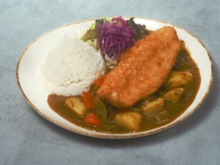 KŘUPAVÉ RYBÍ FILÉ S KARI OMÁČKOU