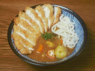 RYBÍ FILÉ NA TEMPUŘE S UDON NUDLEMI A KARI