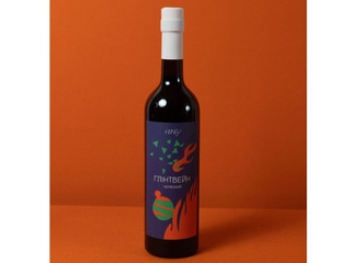 Червоний глінтвейн в пляшці