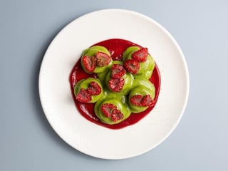 Сирники з матча-кремом та малиною