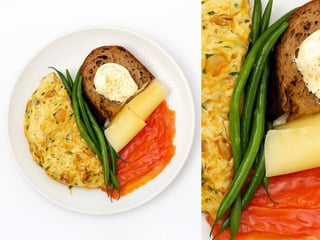 Омлет з кімчі, зеленню та сиром, з індичкою/лососем та хлібом