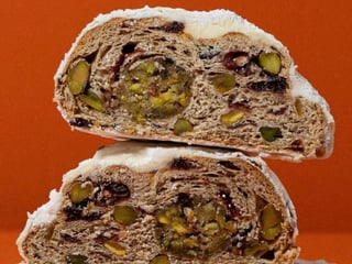 Штолен з фісташками, вишнями та марципаном