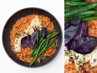 Томатна перлова каша з куркою, зеленою квасолею, анчоусами та каперсами