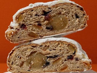 Штолен з цукатами, родзинками та марципаном