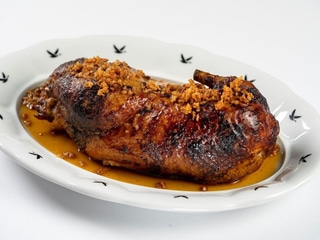 Půlka kachny grilovaná na dřevěném uhlí, silná kachní šťáva