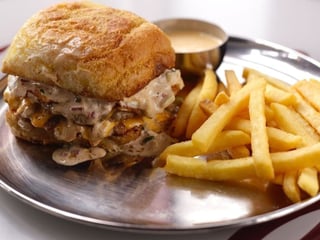 Маффін з свинячою подвійною смеш котлетою