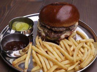 Фірмовий бургер з телятини та бекону