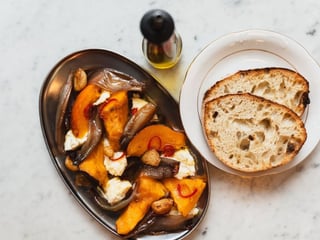 MOZZARELLA BAR: mozzarella fior di latte, dynia, szalotka, czosnek, miód chilli, grzanka 