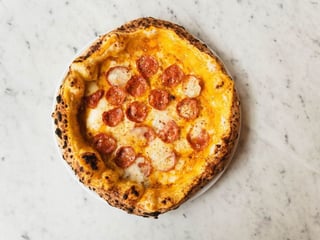 22.CREMA DI ZUCCA: mozzarella fior di latte, gorgonzola, salame piccante, miód chilli 