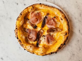 23.CREMA DI ZUCCA: mozzarella fior di latte, gorgonzola, speck, karmelizowana szalotka