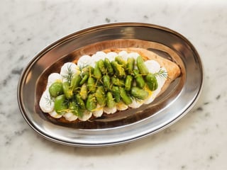 BRUSCHETTA: crema ricotta di gorgonzola, bób, koperek, skórka z cytryny