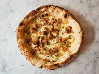 24. CREME FRAICHE: mozzarella fior di latte, karmelizowana cebula, kurki, pecorino romano,  tymianek