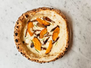 21.CREME FRAICHE: mozzarella fior di latte, gorgonzola, pieczona dynia, karmelizowana szalotka, rozmaryn 