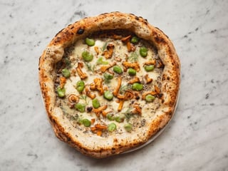 22. TRUFLOWY CREME FRAICHE: mozzarella fior di latte, bób, kurki, gorgonzola, koperek