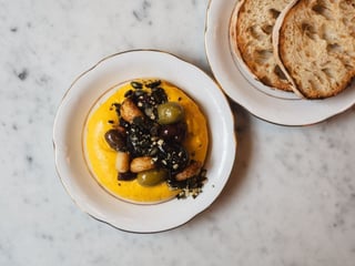 UBIJANA RICOTTA Z DYNIĄ- mix oliwek, pieczony czosnek, pestki dyni 