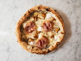 21. TRUFLOWY CREME FRAICHE: mozzarella fior di latte, kurki, serek kozi twarogowy,  prosciutto crudo