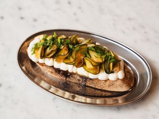 BRUSCHETTA: ubijana ricotta, kawior z cukinii 