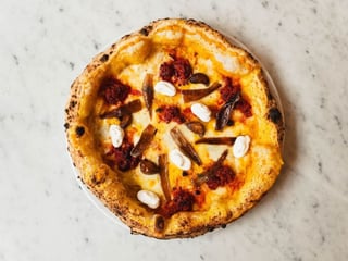 24.CREMA DO ZUCCA: mozzarella fior di latte, gorgonzola, ser kozi twarogowy, N’duja, karmelizowana szalotka, pieczony czosnek