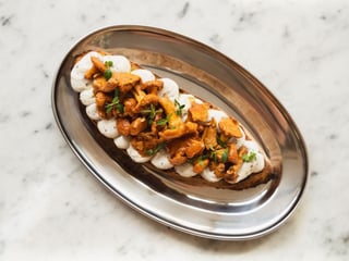 BRUSCHETTA: truflowa ricotta di gorgonzola, kurki, tymianek