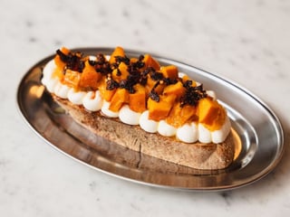 BRUSCHETTA: crema ricotta di gorgonzola, dynia, crispy chilli, miód 