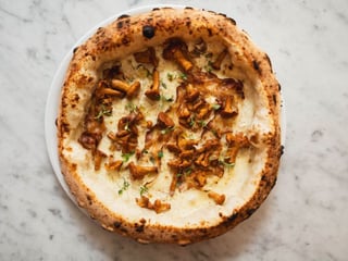 23. CREME FRAICHE: mozzarella fior di latte, kurki, guanciale, tymianek,