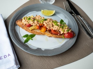 Брускета з Тигровою креветкою, томатами та Авокадо