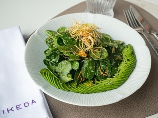 Зелений салат з Бебі шпинатом, авокадо та соусом Юдзу