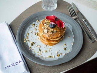Панкейки з Кленовим соусом, сезонними Ягодами та горіхами