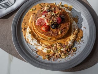 Панкейки з Вершковим сиром, Карамельним соусом, сезонними Ягодами та горіхами