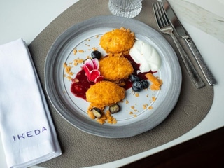 Сирники з Родзинками, курагою, сезонними ягодами та Грецьким йогуртом