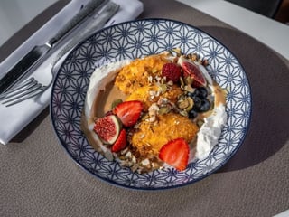 Сирники з Родзинками, курагою, сезонними ягодами, Вершковим сиром та Карамельним соусом