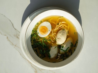 Курячий бульйон з домашньою пастою і кнелі із Індички