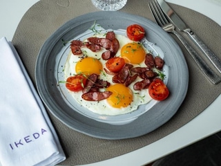 Оката Яєшня з Копченими ковбасками