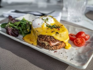 Тост у стилі Крок Мадам із яйцем Пашот та Сирним соусом