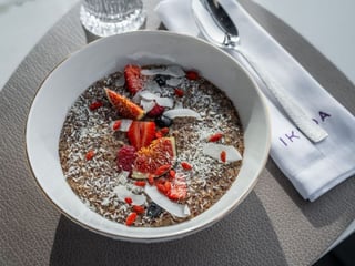 Льняна каша на Кокосовому молоці з сезонними Ягодами