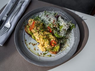 Авокадо тост з Трюфельним скремблом