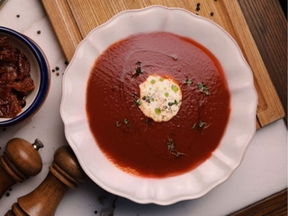 Теплий томатний крем суп з страчателою