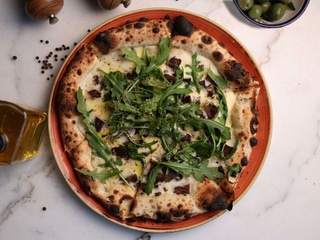 Піца з телячими щоками та трюфельною пастою