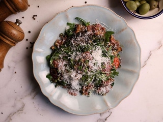 Салат з печеними овочами та яловичим тартаром