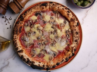 Піца з беконом коппа та пармезаном 