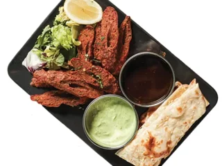 Seekh kebab serwowane z naanem