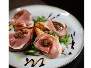 Bruschetta di gorgonzola e prosciutto di Parma
