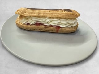 Eclair s jahodovým compote a ganache z bíle čokolady